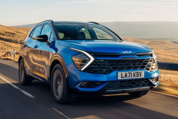 Ето я и втората масова марка с двуцифрен ръст - 11% спрямо осемте месеца на 2021. Така Kia не само изпреварва големия брат Hyundai, но и постига рекордния в цялата си история пазарен дял от 4.9%. 

През 2018: 329,776 продажби, пазарен дял 3% 
