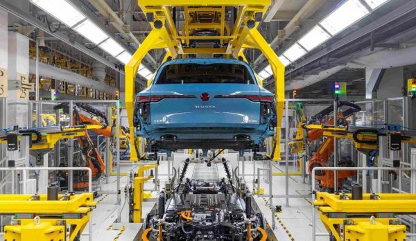 Volkswagen си партнира с китайските XPeng и Horizon Robotics в развитието на автономното управление. Toyota работи с Huawei и Tencent, китайските технологични гиганти, както и с Xiaomi. Ford преговаря с Geely за обмен на технологии и, евентуално, за съвместно производство в европейските му фабрики. Chevrolet слага емблемата си върху автомобили на SAIC, и ги предлага в Южна Америка. Големият въпрос, който втренчените в краткосрочните резултати мениджъри не си задават, е какво допринасят техните компании в такива партньорства. Ако европейците и американците участват само с името и със създадените си дистрибуторски мрежи, съвсем скоро нуждата на китайците от тях ще отпадне - и тогава вече наистина родният континент на автомобила ще преживее нов "Nokia момент". 
НА СНИМКАТА: Продаваните само в Китай автомобили от серията VW ID.Unix всъщност са съвместна разработка с XPeng

