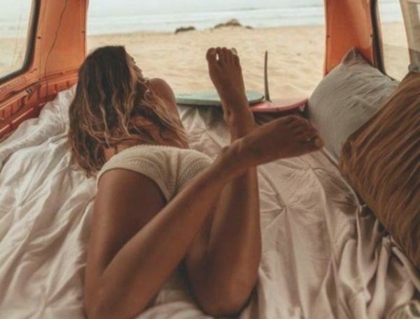 Четирите часа са пределът, след който и най-добрият шофьор започва постепенно да губи концентрация. Затова след изминаването им е добре да направите истинска почивка - поне 45-60 минути, в които и тялото да се раздвижи, и мозъкът да си отдъхне малко. Максималното разумно време за шофиране е 12 часа в денонощие, но това включва две такива дълги почивки. За тези ефективни десетина часа зад волана можете спокойно да изминете 800-900 км - разстоянието от София до Будапеща и още малко отгоре. 
