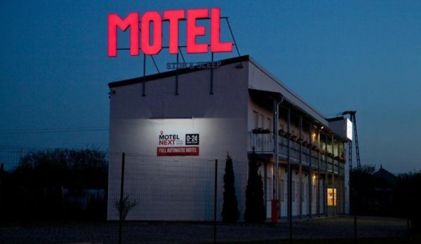 Последните стотина километра от маршрута винаги са най-тежки. Именно в тях се случват и 80% от произшествията по дълги пътувания, твърдят статистиците. 
Затова не се мъчете на всяка цена да ги изминете, преборвайки умората. По-добре направете кратка дрямка, или направо спрете за нощувка. При планиране на пътя винаги можете да си набележите такова резервно място малко преди целта. 
