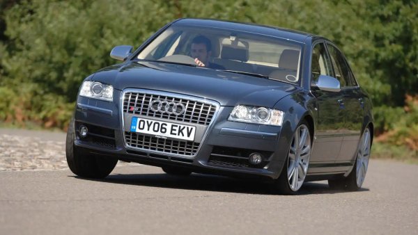 Audi S8 от 2005 беше перфектното "кръстосано инженерство" в рамките на разрастващата се Volkswagen Group, обединявайки две крайности на тази империя. Комбинирането на луксозния седан Audi A8 с двигателя V10 от Lamborghini Gallardo беше на пръв поглед противоречива комбинация, но се оказа идеална.
Имаше промени в двигателя за S8, които след това бяха приложени и към Gallardo. За модела на Audi  мощността беше намалена до „само“ 444 к.с., а капацитетът бе увеличен до 5,2 литра, с добавен балансиращ вал. Крайният резултат беше  спортна лимузина, способна да ускорява до стотака за 5,1 секунди при максимална скорост от 250 км в час, която беше ограничена електронно.
