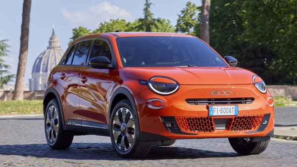 Списъкът започва с Fiat 600, който използва двигателя 1.2 на Stellantis във версията му със 100 к.с. С него официално изразходва 4,8 литра на 100 км и произвежда CO2 емисии от 109 г/км.

1.2 трицилиндровият блок с 48V лека хибридизация доставя 205 Нм и е свързан с шестстепенна автоматична скоростна кутия с двоен съединител. Максималната скорост на новия Fiat е 184 км/ч, а ускорението от 0 до 100 км/ч отнема 10,8 секунди.