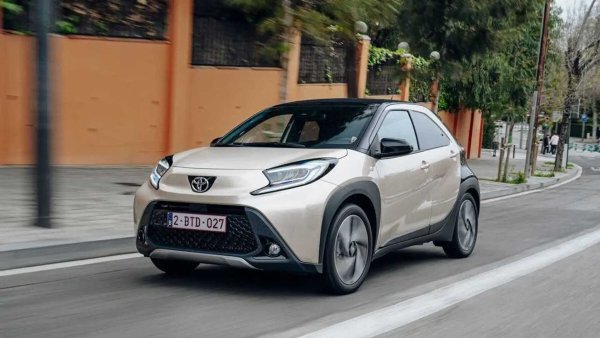 Toyota Aygo X Cross държи рекорд в тази класация - това е единственият бензинов автомобил без електрификация, тъй като японският производител не се е фокусирал върху леката хибридизация. Градският модел обаче консумира само 4,8 литра в комбинирания цикъл WLTP и отделя 108 г/км CO2.

Под предния капак има 1,0-литров, трицилиндров бензинов двигател със 72 к.с. и 93 Нм, свързан с петстепенна механична скоростна кутия. Максималната скорост на малката Toyota е 158 км/ч, а времето за ускорение от 0 до 100 км/ч е 14,9 секунди.
