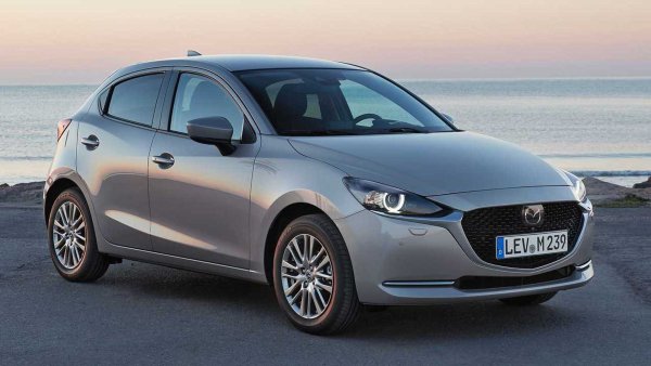 Третото поколение на Mazda2, обновено през миналата година, се предлага и с лек хибриден двигател с 90 к.с., с който постига одобрен разход от 4,7 литра на 100 км и CO2 емисии от 107 г/км.

Японският автомобил се задвижва от 1,5-литров, четирицилиндров бензинов двигател (единствен в категорията) с 90 к.с. и 151 Нм. Трансмисията е шестстепенна механична, максималната скорост достига 183 км/ч, а ускорението от 0 до 100 км/ч отнема 9,8 секунди.
