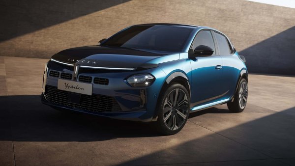 Третото поколение на италианската петвратка, освен електрическата версия, има и &bdquo;лек&ldquo; хибриден двигател, който регистрира 4,6 литра на 100 км и 103 г/км CO2.

Двигателят е 1,2-литров, 48-волтов със 100 к.с. и 205 Нм, който предава мощността си към предните колела чрез шестстепенната e-DCT автоматична скоростна кутия с двоен съединител. Максималната скорост на Ypsilon MHEV (&bdquo;мек хибрид&ldquo;) е 190 км/ч, а ускорението от 0 до 100 км/ч отнема 9,3 секунди.
