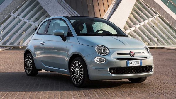 С бензинов двигател с &bdquo;мек хибрид&ldquo; е оборудвана и версията Fiat 500 Hybrid, която декларира комбиниран WLTP разход от 4,6 литра на 100 км и CO2 емисии от 105 г/км.

Двигателят е 1,0-литов, трицилиндров, 12-волтов със 70 к.с. и 92 Нм, куплиран с шестстепенна механична скоростна кутия. Малката италианска кола развива 167 км/ч и ускорява от място до 100 км/ч за 13,8 секунди.
