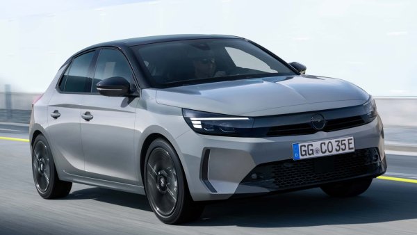 Opel Corsa е германският &bdquo;братовчед&ldquo; на Peugeot 208, поне що се отнася до платформата и механиката, а с новия мек хибриден вариант със 100 к.с. регистрира 4,5 л/100. Версията със 136 к.с. регистрира 4,6 литра на 100 км.

Под капака на Opel е и новият 1.2 Hybrid 48V бензинов двигател със 100 к.с. и 205 Нм, който развива скорост от 188 км/ч и ускорява до 100 км/ч за 9,9 секунди. Скоростната кутия остава 6-степенната eDCT с двоен съединител.
