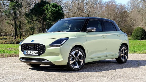 Наскоро представеното Suzuki Swift заема първо място в тази класация за разход на бензин, благодарение на своя &bdquo;лек&ldquo; хибриден задвижващ агрегат който постига 4,4 л/100км комбинирано и ниво на CO2 емисии от само 99 г/км.

Трябва да се отдаде дължимото на 1,2-литровия, трицилиндров бензинов двигател, който осигурява 83 к.с. и максимален въртящ момент от 112 Нм, свързан с 12-волтова лека хибридна система. Задвижването е предно, а скоростната кутия е петстепенна механична. Максималната скорост остава 165 км/ч, докато ускорението от 0 до 100 км/ч не е посочено.
