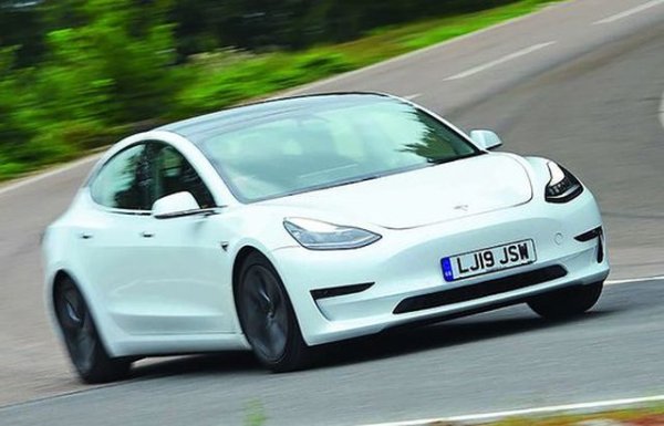 Единственият напълно електрически автомобил в нашия списък, Model 3 е страхотно предложение, ако се вписва в начина ви на живот. Той е добър за шофиране и добре оборудван и дори моделът Standard Plus, който е най-евтината покупка при употребяваните, е WLTP-сертифициран за пробег до 400 км или 430 км за фейслифта след 2020 г. Освен това ще ускори от 0 до 100 км/ч само за 6.1 секунди, като ще направи това тихо и гладко. 
