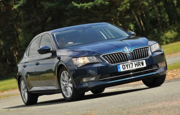 Макар и от най-малко премиум марката Skoda, тази кола се класира на второ място в нашата класация. Superb е подчертано премиум кола, добър за шофиране и може да се намери с богат избор от двигатели, които са  изключително ефективни. Нещо повече, тази Skoda е достатъчно просторна, за да служи почти като лимузина и всяка версия е изключително добре оборудвана. За тези пари почти няма нищо, което да доближи всестранните възможности на Skoda Superb. 