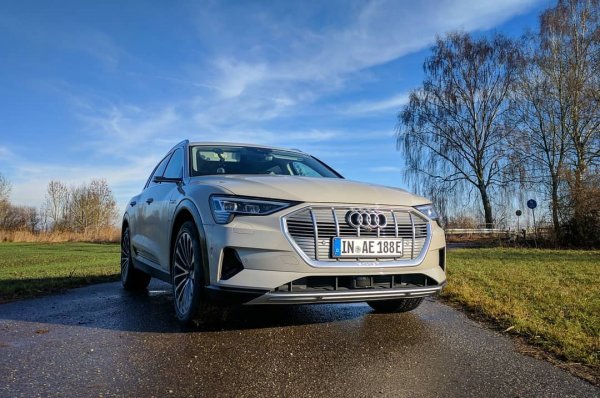 Почти навсякъде сме се съобразили с избора на вносителя в кой сегмент да впише моделите си. Това е изключението - според статистиката електромобилът на Audi е C-SUV, но той е на практика с 2 см по-дълъг и има с 1 см по-голямо междуосие от Range Rover Sport (макар да е с 5 см по-тесен). 
