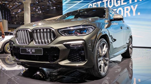 Продажбите се падат най-вече на предишното поколение, новото се появи едва в самия край на миналата година. Тук доминацията на дизела е пълна - само три от продадените автомобили са с бензинов агрегат. Най-популярна е била версията 40d. 
