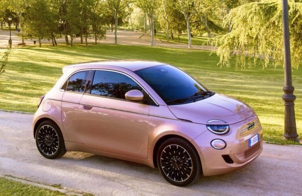 Fiat 500e е родоначалникът на тази носталгична вълна. Пуснат на пазара през 2020, той е по-голям от едноименния си модерен двигател с вътрешно горене - дълъг е 3,63 метра, широк 1,68 и висок 1,53. Под капака има две опции - двигател с мощност 95 к.с. с батерия от 23,8 кВт/ч за деклариран пробег от 190 км (цикъл WLTP) или по-мощната версия със 118 к.с. с акумулатор от 42 кВтч, която обещава до 320 км с едно зареждане. 

Вътре е друг свят - изчистено табло, голям 10,25-инчов централен екран и много технологии, включително помощни средства за шофиране от ниво 2.
