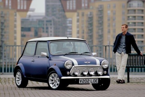 Оригиналното Mini, проектирано от Алек Исигонис и представено през 1959, е истинска революция. С дължина малко над 3 метра, с напречния си преден двигател и колела в четирите ъгъла, той предлага немислима просторност за размера си. 

Роден в отговор на кризата в Суец, той скоро се превръща в икона на стила през 60-те години, обичан от всички - от млади хора до ВИП персони, и способен на легендарни спортни подвизи, като победи на рали „Монте Карло“.
