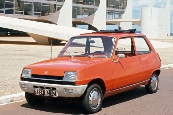 Модерен и нетрадиционен малък автомобил - той е един от първите, които въвеждат пластмасови брони и задна врата, характеристики, които го правят невероятно практичен. С ярките си цветове и приветлив външен вид той печели младите хора и семействата, превръщайки се в културен феномен и един от най-продаваните автомобили в Европа.
