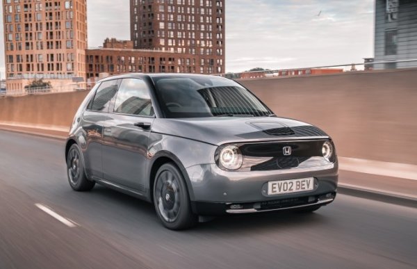 Неуспешен в продажбите - дотолкова, че преждевременно беше изтеглен от пазара, Honda e беше може би един от най-смелите примери за ретро-футуристичен дизайн. Неговите изчистени, заоблени линии, с големи кръгли фарове, са ясна препратка към първите модели на Honda, пристигнали в Европа. 

Това беше чисто градски автомобил - дълъг 3,89 метра, но с изненадващо просторен и футуристичен интериор, доминиран от табло с пълна ширина, съставено от пет екрана, включително тези за камерите, които замениха огледалата. 

Беше със задно задвижване и се предлагаше в две версии, 136 или 154 к.с. Пробегът обаче беше ахилесовата му пета - батерията с капацитет 35,5 кВтч гарантира приблизително 220 км в цикъла WLTP, което го потвърждава като чисто градски автомобил.
