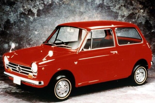 Стилистът на Honda e е очевидно вдъхновен от N360 и N600 от 1967 (на снимката), първите „kei автомобили“, които помогнаха за утвърждаването на японската марка в света на четириколесните превозни средства. Допълнително вдъхновение идва от първото поколение Civic (1972), което споделя философията за компактен, ефикасен и интелигентен автомобил. 

Тези малки автомобили Honda са били прости, надеждни и икономични – качества, които са проправили пътя за световния успех на производителя.