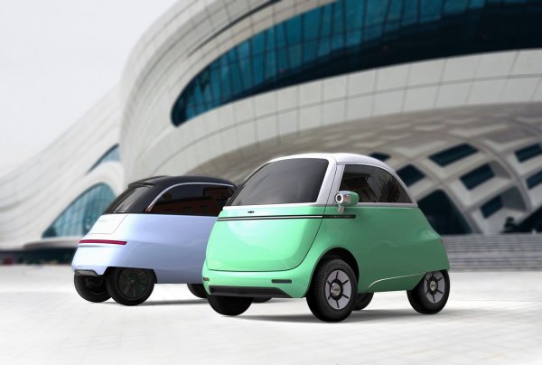 Това не е кола като такава, а тежък четириколка (L7e), подходяща за шофьори на възраст 16 и повече години, но Microlino е електрическо копие на легендарния BMW Isetta. Размерите му са изключително компактни - 2,52 метра дължина и 1,47 метра ширина. Най-емблематичната му характеристика си остава: единичната, огромна предна врата. 

Електрическият мотор осигурява 17 к.с., достатъчно, за да го задвижи до 90 км/ч. Батерията с капацитет 10 кВт/ч, която го захранва, осигурява заявен пробег от приблизително 180 км. Вътре е основно: две седалки, малък цифров дисплей и докинг станция за смартфон.
