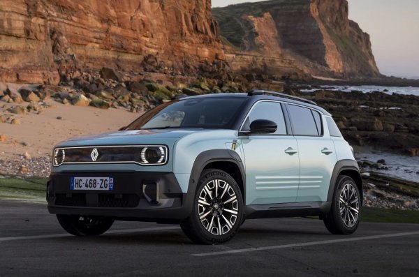 Renault 4 E-Tech е дълъг 4,14 метра и споделя платформата и механиката на AmpR Small със своя братовчед Renault 5. Подобно на ниско разположения си брат, дизайнът на компактния кросоувър отдава почит на предшественика си R4 - силуетът с наклонен покрив, трапецовидните задни прозорци и хоризонталната решетка с кръгли LED матрични фарове са директни препратки. 

Таблото също е високотехнологично, но все пак се отличава с винтидж детайли като тапицерията, например.