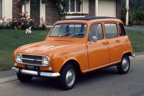 Представен през 1961 , Renault 4 е първият масово произвеждан автомобил на Renault с предно задвижване и, по-важното, огромна задна врата, която го прави миниатюрно комби. Той е спартански, неразрушим и многофункционален. С окачването си с торсионни щанги с дълъг ход, той може да се движи навсякъде, от селски пътища до африканските пустини в своята 4x4 версия. Произвежда се в продължение на повече от 30 години в повече от 8 милиона бройки.
