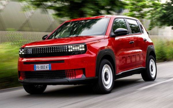 Fiat Grande Panda е дълъг малко под 4 метра, откъсвайки се от заоблените линии на последните модели Fiat, за да заложи на дизайн, изграден от остри ръбове и стегнати линии. Препратката към първия Panda от 1980 е ясно очевидна във вертикалната предна част, квадратните фарове и барелефните надписи отстрани. 

Електрическата версия има двигател със 113 к.с. и батерия с капацитет 44 кВтч, за заявен пробег от приблизително 320 км. 

Интериорът е светъл и просторен, с цветни пластмаси, които създават весела атмосфера: поликарбонатната рамка на централния екран дори включва миниатюрен модел на старата Panda.
