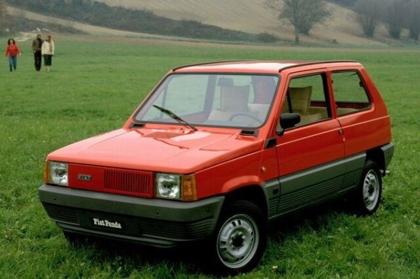 Fiat Panda от 1980, проектирана от Джорджето Джуджаро, е шедьовър на функционалността и минимализма. Тя е била нещо като кутия на колела, гениална в своята простота: плоски прозорци за пестене на пари, миещ се интериор, джоб за таблото и седалки, които могат да се превърнат в легло. 

Прости, здрави двигатели (650-кубиков двуцилиндров или 903-кубиков четирицилиндров) и несравнима гъвкавост, кулминираща в страхотната версия 4x4. Това беше колата на всеки - студенти, семейства, работници.