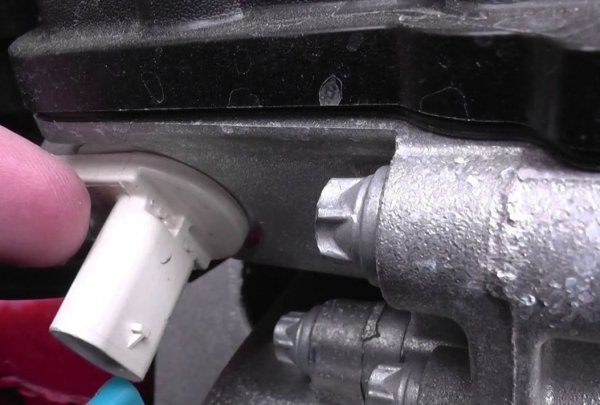 На разпределителните валове има проследяващи дискове, чрез които датчиците установяват точния им ъгъл. При по-ранните варианти на двата двигателя тези дискове могат да се изместят. Тогава електронният блок за управление отчита грешка, светва лампата Check engine и мощността на двигателя се ограничава - той преминава в авариен режим. Такива проблеми са се случвали дори при относително нови коли - на не повече от 50 000 км.
