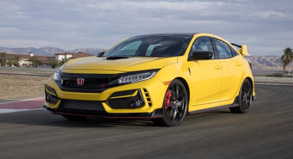 Honda Civic е известна със своята надеждност и различните нива на оборудване, като особено впечатляваща е версията Civic Type-R. Тя трува малко повече от 38 000 долара, което не звучи чак толкова евтино, но пък разходите за поддръжка са само 370 долара годишно!