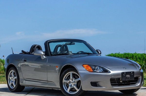 Шикозен двуместен роудстър, произвеждан 2009 г. През 2022 г. може да бъде закупен за около 30 000 долара, а поддръжката е малко над 400 на година. Според някои фенове на марката, тази кола може да служи вечно на собственика, стига за нея да се полагат правилните грижи.