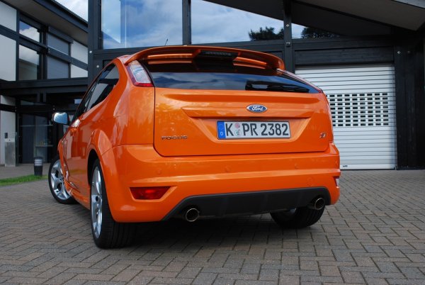 2008 Ford Focus ST. Оборудван е с пет цилиндров агрегат с обем 2.5 литра и мощност 225 к.с. Ускорението от 0 до 100 км/час е за 6.8 сек.