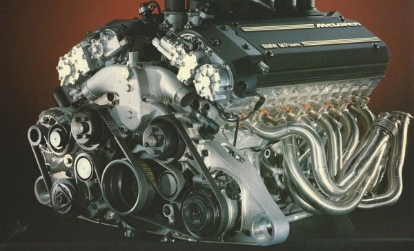 Когато Гордън Мъри получава отказ от Honda за създаването на подходящ мотор за суперколата McLaren F1, той се обръща със същото предложение към BMW. Шефът на M-подразделението на баварците Паул Роше приема предизвикателството и с екипа си прави наистина невероятен за времето си двигател. Той е напълно алуминиев, има огромен брой оригинални детайли и предлага някои доста нестандартни решения. 

Например, за да се предотврати прегряването на карбоновите панели и на монокока, Мъри поставя около мотора златно фолио. Така, за всяка машина са използвани по 16 грама от скъпоценния метал.