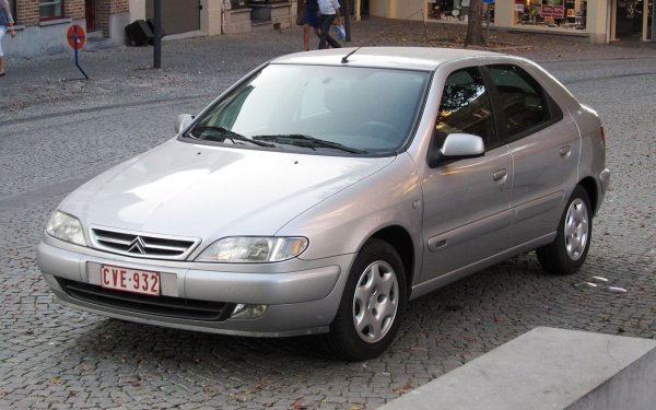 Този компактен модел е по същество доразвитие на ZX и на Peugeot 306, чиято платформа и задвижване споделя. Дизайнът е силно вдъхновен от проектирания в студиото на Bertone по-голям модел Xantia. 
