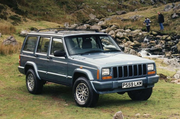 American Motors Corporation (AMC) представи нов 6-цилиндров двигател през 1964 г. и го използва за модели като третото поколение на модела Rambler Classic, както и на по-късните AMC Hornet и Gremlin.

През 1987 г. Chrysler поема пълния контрол върху изпадналата в затруднение компания и продължава да използва мотора с 6 цилиндъра дълго време след това. Той се поставя на 4,0-литровата бензинова версия на второто поколение на Jeep Cherokee (на снимката). 