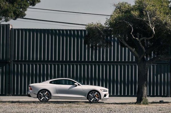 След двата култови американски автомобила се нарежда шведският хибрид Polestar 1. Първият модел на новата марка е оборудван с 2,0-литров бензинов мотор с турбо и механичен компресор, който работи в комбинация с два електромотора. Съвкупната мощност на задвижващия агрегат е 600 к.с. и 1000 Нм. Специалистите от Hagerty са сигурни, че колекционерите ще бъдат привлечени не само от мощността, но и от необичайната външност на хибрида.