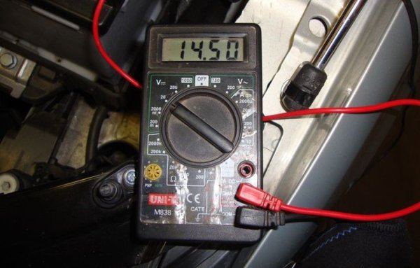 Прекомерното напрежение в бордовата мрежа също може да причини повреда на халогенните светлини. Например, ако релето на регулатора на напрежението в генератора се повреди, това може да доведе до подаване на до 16 волта към бордовата мрежа. В същото време производителите на крушки обикновено се стремят към напрежение от 13,5 волта. В резултат на това лампите може да не успеят да се справят с такова натоварване и да изгорят.