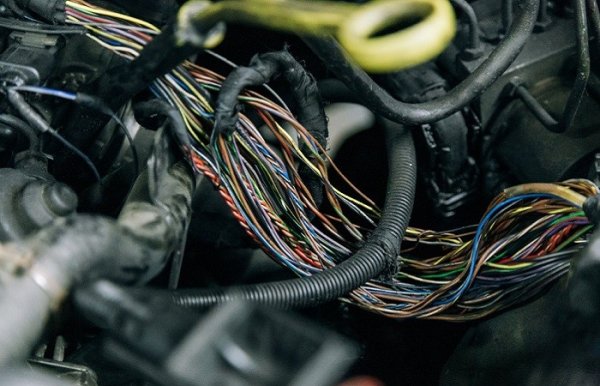 Подмяната на кабелите се отнася най-вече за стари автомобили. Старите проводници са податливи на контактно окисляване, което създава големи загуби. В допълнение, щипките на лампите във фаровете могат да се износят, което води до постоянно мигане на халогените. При обслужване на стари автомобили се препоръчва да се провери правилната инсталация на светлините, състоянието на фаровете, да се почистят оксидите по контактите и, ако е необходимо, да се смени окабеляването.