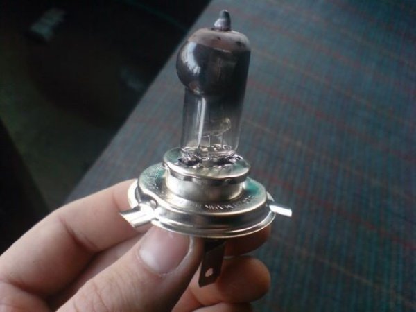 Халогенните лампи бързо се повредят, ако се докоснат с голи ръце. За да избегнете подобна опасност, препоръчително е да сменяте крушките с ръкавици.