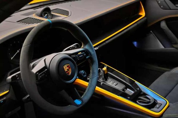 Интериорът съчетава черно и жълто. Бродерията 911 Dakar върху облегалките за глава е направена в същия нюанс Signalyellow, който се използва и за украса на скоростния лост. Двигателят е заводски - 3-литров 6-цилиндров битурбо, който развива мощност от 480 конски сили и 570 Нм, съчетан с осемстепенна роботизирана скоростна кутия PDK. Задвижването е на четирите колела.
