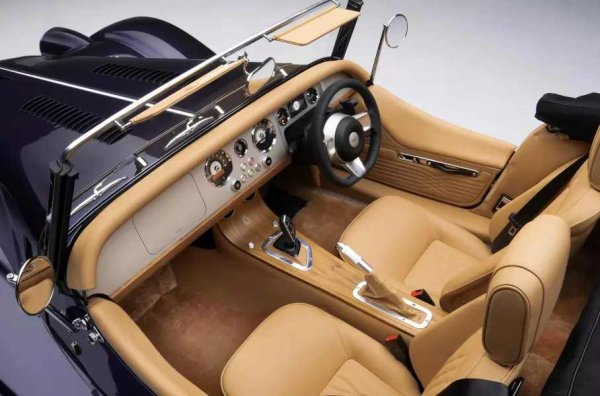 Централната конзола има алуминиево лого на специалната серия, вдъхновено от мозайките маркетри. Облегалките на седалките и панелите на вратите са декорирани с плисирана кожа с геометрични шевове. Капачката на резервоара за гориво е полирана. Трилитровият редови турбо шестак на BMW развива 340 к.с. и 500 Нм и е комбиниран с 8-степенна автоматична скоростна кутия ZF. Автомобилът ускорява до 100 км/м за 4,2 сек и развива максимална скорост от 267 км/ч.
