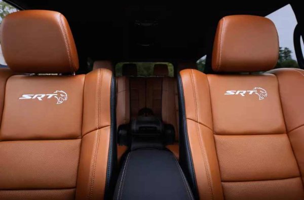 Колата също има сатениран черен преден капак, 20-инчови джанти в месингова цветова схема, специални табелки, декоративни вложки с пресовани въглеродни влакна в интериора, таван с велур, 6-бутални спирачки Brembo и черни накрайници на ауспуха. Още в базовата версия са налични конзола между седалките на втория ред, панорамен покрив, седем режима на шофиране и допълнителни Race Options, които позволяват регулиране оборотите на двигателя за launch control и индикация за смяна на предавките.
