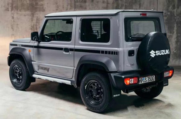 Поради тази причина автомобилът е лишен от задния ред седалки, има само две седалки отпред, а обемът на багажното отделение е увеличен с 33 литра (до 830). Предвидена е мрежеста преграда, която предотвратява влизането на багаж в купето. 1,5-литровият атмосферен двигател развива 102 к.с. и 130 Нм, комбиниран е с 5-степенна механична скоростна кутия. Jimny ще може да се завърне в ЕС, когато получи електрифицирано задвижване.
