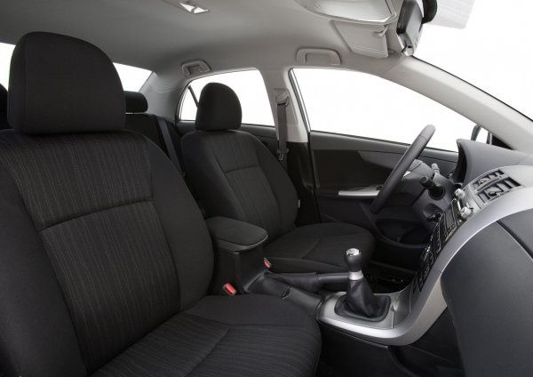 Един от малкото минуси на десетото поколение на Corolla. Те са свързани не толкова с оборудването на автомобила, колкото с неговата лоша ергономия, а това си е проблем при пътуване на дълги разстояние. Сред основните проблеми са неудобните седалки. Салонът също е сравнително малък, а голяма част от собствениците се оплакват и от лошата шумоизолация. Климатикът и печката обаче работят на ниво, като към тях претенции почти няма.