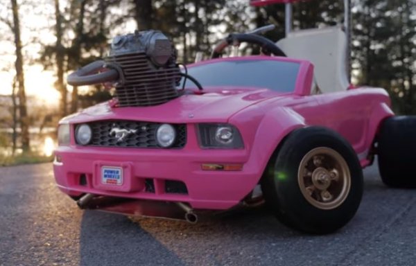 В последно време Барби е притежавала два Ford Mustang. По-известен е черешово червеният модел от 1994 г., преди да дебютира версия от 2003 г. като първата й кола от новото хилядолетие. Емблематният muscle-car с V8 двигател струва около 16 000 евро.