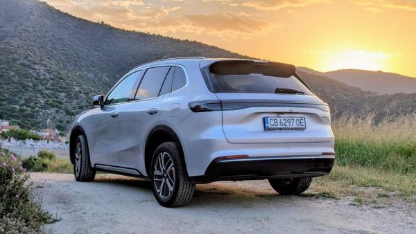 Toyota RAV4 - 350, VW Caddy - 331, Ford Transit Custom - 329, Skoda Superb - 325, VW Taigo - 322, Peugeot 3008 - 319, Suzuki Vitara - 314, Renault Master - 306, Fiat Doblo - 298, Geely Starray EM-i - 292, Renault Austral - 284, Geely Citiray - 281, Mercedes GLC - 273, VW Tayron - 269, BMW X5 - 264, Ford Kuga - 258, Ford Ranger - 240, Renault Kangoo - 236, Ford Puma - 235, Toyota Hilux - 234, Tesla Model Y - 233, GWM Haval H6 - 232, BMW X3 - 229, Renault Megane - 229, Dacia Logan - 228, Renault Captur - 227. 
НА СНИМКАТА: Geely Starray EM-i