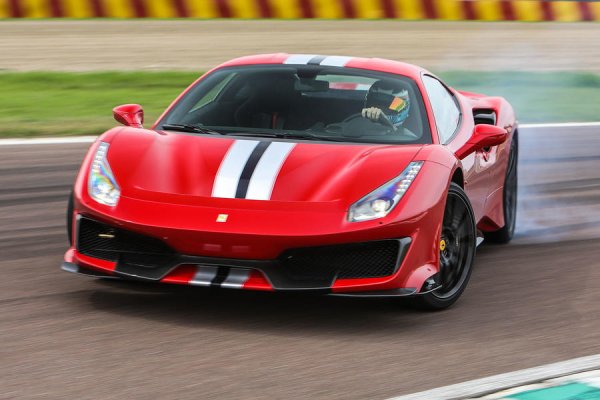 Самите характеристики - мощност 710 к.с., тегло 1359 кг. и ускорение от 0 до 100 км/ч за 2,85 секунди говорят доста. Прибавете към тях и цената от 252 765 паунда, и ще размерете, че това е един наистава много впечатяващ и ефективен автомобил. Неговата пъргавост може да се сравни с тази на преследван заек, като това се дължи и на впечатляващата работа на 7-степенната автоматична скоростна кутия с два съединителя.

Мощността на 488 Pista определено показва, че тази кола е по-подходяща са каране на писта. Ако сте достатъчно смели, дайте газ и много бързо ще се озовете на хоризонта. Като цяло, това е един от най-добре балансираните автомобили, които можете да си купите. Тук е на трето място, тъй като не е толкова подходящ за каране на пътя като McLaren LT600, но разликата е минимална.
