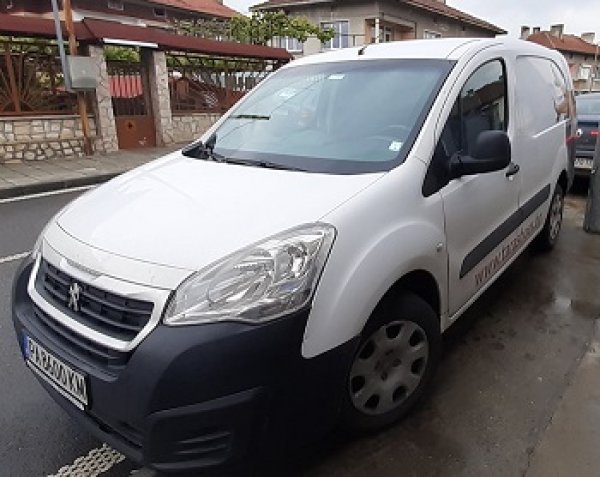 Описание: Цвят бял, година на производство - 2015 г., мощност - 66 кВт, гориво - дизел. Тип - пикап, базов модел, с две врати отзад и една странична плъзгаща се, 5 степенна ръчна скоростна кутия, ел. стъкла, климатик, показания на километража към датата на описа &ndash; 257956 км, няма наличие на ръжди.

Първоначална цена: 9750 лв.
