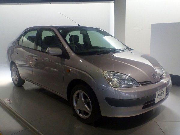 Първото поколение на хибрида не се харесва на потребителите заради слабите си динамични характеристики. Дори при средна консумация от 5,2 л/100 км такава мудност не е оправдана.