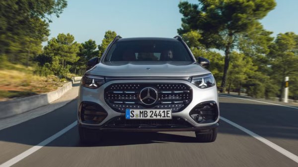 За GLB моделите, оборудвани с 4MATIC задвижване на всички колела, Mercedes предлага така наречената технология за прозрачен капак. Тя изисква системата за камери с панорамна гледка MB.DRIVE PARKING ASSIST 360 и бързо ще откриете, че тя може да бъде изключително полезна както при шофиране извън пътя, така и при паркиране в тесни пространства.

Специален софтуер комбинира изображения от камери, монтирани отпред и на всяко странично огледало, за да генерира изглед на това, което се намира под двигателния отсек. Така можете да видите препятствия и терен, които иначе биха били скрити, което ви позволява да позиционирате точно предните колела, независимо дали се движите по неравен терен или изпълнявате трудна маневра за паркиране.
