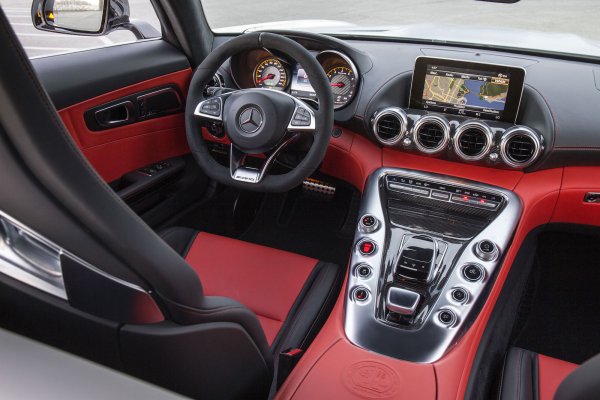 Силни страни - огромна производителност, забавно управление, прекрасен звук от мотора.

Слабости - аграничена видимост, някои съперници са по-добри за каране, скъп за закупуване и поддръжка.
