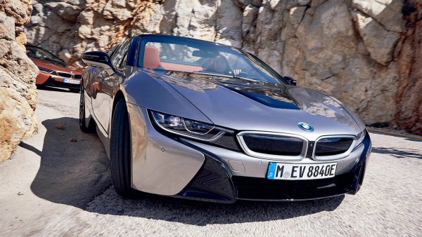 Plug-in хибридът BMW i8 е бърз и много забавен за шофиране. Неговият 1,5-литров бензинов двигател с мощност 228 к.с. задвижва задните колела, а електрически мотор със 129 к.с. задвижва тези отпред. Това позволява ускорение до 100 км/ч за 4,2 секунди. Колата може да рабоги само на електричество, която я прави подходяща за всекидневно използване.
